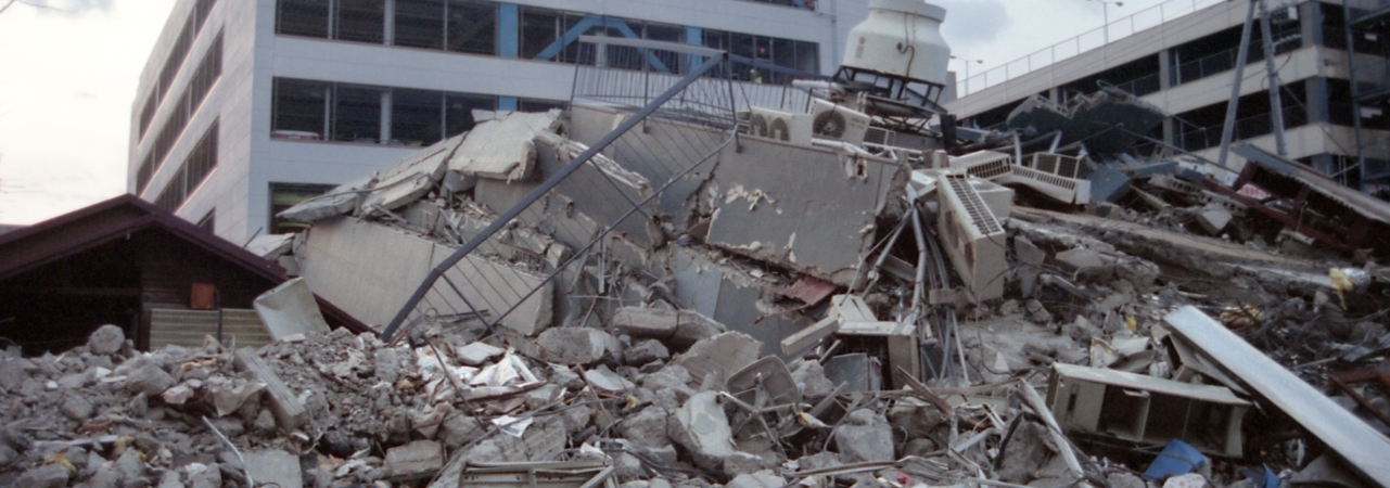 1995年、阪神・淡路大震災発生。地域・行政の要請に応えるべく奔走。