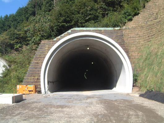 東海北陸自動車道鶴形山トンネル